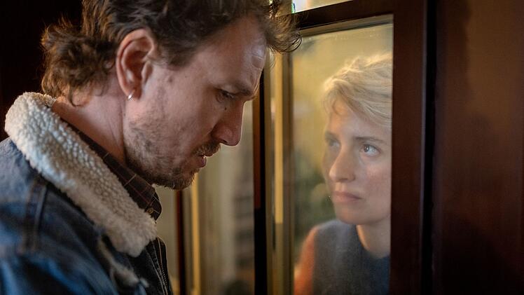 Das Leben von Eduard Raabe (Jan Krauter) und seiner Frau Hanna (Wanda Perdelwitz) ist von ausl&auml;ndischen Geheimdiensten bedroht.