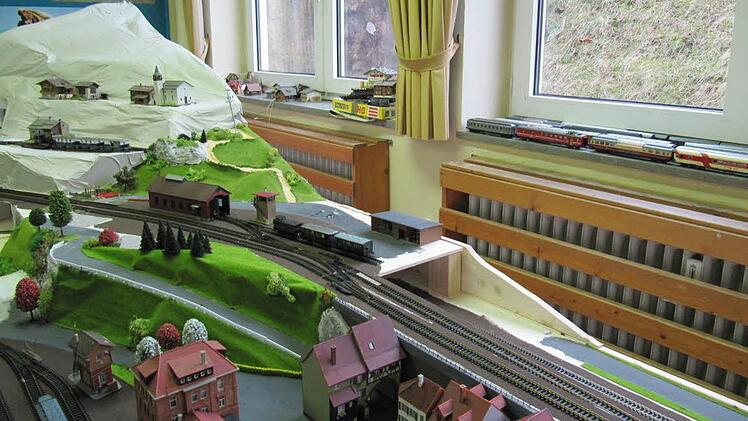 Noch in unzähligen Umzugskartons verpackt, oder schon auf dem Fensterbrett bereit gestellt: Viele Züge, Waggons, Gebäude und Gleise warten auf ihren Einsatz.