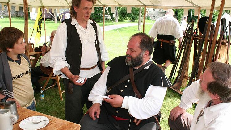 Alexander Holzmann, Peter Lorz und Richard Gebhardt (von links) beim Lagerleben. Andre (ganz links) will auch einmal Musketier werden.
