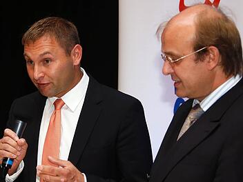 Bei der Podiumsdiskussion am Donnerstag im Kronacher Schützenhaus waren Jürgen Baumgärtner (l.) und Ralf Pohl noch auf Augenhöhe; am Wahlabend enteilte der CSU-Kandidat seinem SPD-Mitbewerber. Foto: Archiv/Matthias Hoch