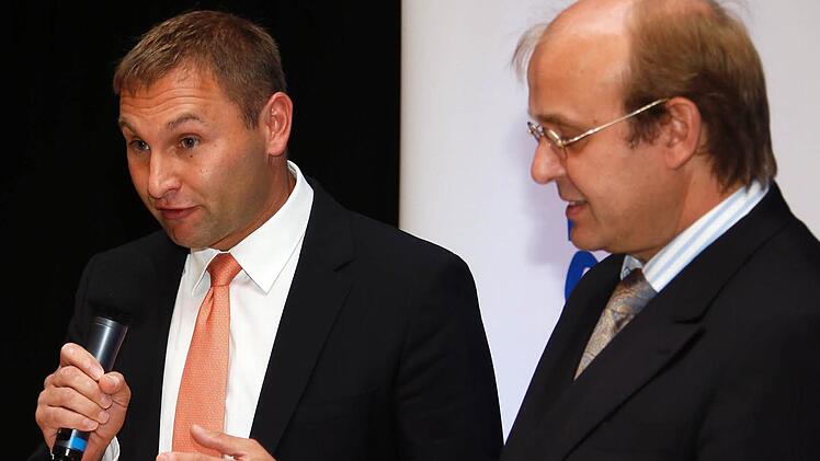Bei der Podiumsdiskussion am Donnerstag im Kronacher Schützenhaus waren Jürgen Baumgärtner (l.) und Ralf Pohl noch auf Augenhöhe; am Wahlabend enteilte der CSU-Kandidat seinem SPD-Mitbewerber. Foto: Archiv/Matthias Hoch