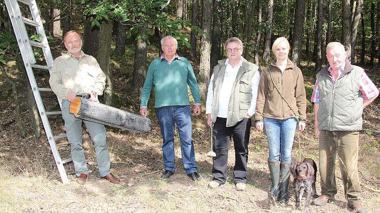 Einsatz für den Steinkauz (von links): Jagdpächter und LBV-Mitglied Horst Hühnlein, Nisthöhlenbauer Fritz Eckert der Greifvogel- und Eulenbeauftragte des Landkreises Kronach, Klaus Bauer, Jägerin Andrea Lechner mit Hündin Lotte sowie Jagdhelfer Ludwig Steiner.  Foto: Rainer Glissnik