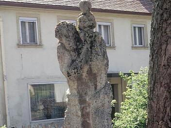 Die Figur des heiligen Christophorus an seinem ursprünglichen Standplatz (Ausschnitt), links neben der kleinen Brücke. Eine Aufnahme von 1985. Foto: Reinhard Löwisch