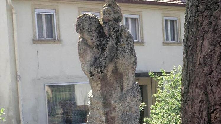 Die Figur des heiligen Christophorus an seinem ursprünglichen Standplatz (Ausschnitt), links neben der kleinen Brücke. Eine Aufnahme von 1985. Foto: Reinhard Löwisch