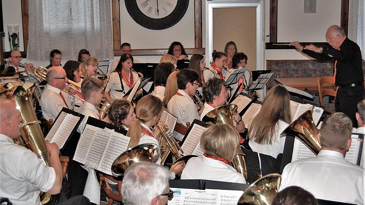 Die Poppenrother Musikanten unter Leitung von Jürgen Kröckel.  Foto: Sigismund von Dobschütz