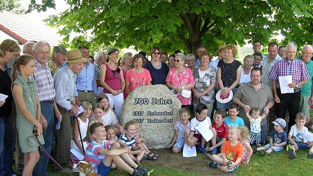 Im Schatten versammelten sich die Zedersdorfer zur Gedenksteinenth&uuml;llung. Foto: Klaus Oelzner