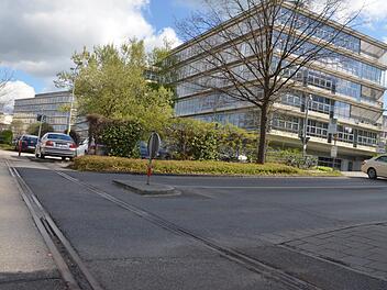 Am Buck, hier stand früher der Bahnhof, erinnern nur noch Schienenreste an die einstige Bahnlinie. Die Gleise sind teilweise schon lange abmontiert. Die Trasse hingegen soll als solche gesichert bleiben, auch in den städtischen Planverfahren, fordert die CSU.  Foto: Bernhard Panzer (Archiv)