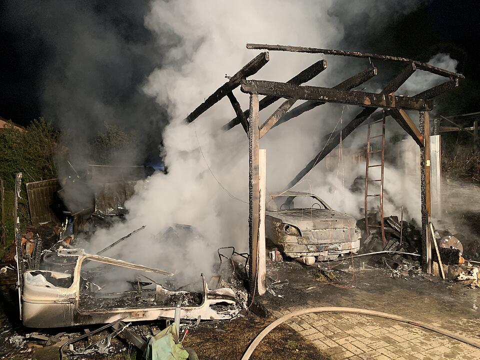 Ein am Samstagmorgen aus bislang unbekannter Ursache ausgebrochener Brand eines Carports in Leinach (Landkreis Würzburg/Unterfranken) griff auf eine benachbarte Hütte über und führte zum vollständigen Ausbrennen eines Peugeots, eines Motorbootes und Wohnwagens.
