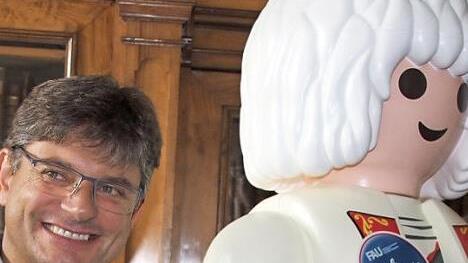 Joachim Hornegger präsentiert den "Erlanger Botschafter".