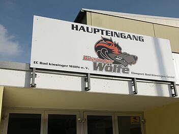 Zur Bad Kissinger Eissporthalle gab es am Mittwoch eine Begehung mit anschlie&szlig;endem Gespr&auml;ch zwischen Besitzer, Oberb&uuml;rgermeister und Vertretern der Kissinger W&ouml;lfe. Obwohl sich die Stadt zuversichtlich zeigt, ist eine L&ouml;sung des Streits weiter fraglich. Foto: Steffen Standke