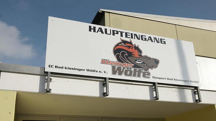 Zur Bad Kissinger Eissporthalle gab es am Mittwoch eine Begehung mit anschlie&szlig;endem Gespr&auml;ch zwischen Besitzer, Oberb&uuml;rgermeister und Vertretern der Kissinger W&ouml;lfe. Obwohl sich die Stadt zuversichtlich zeigt, ist eine L&ouml;sung des Streits weiter fraglich. Foto: Steffen Standke