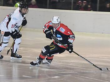 Christian Masel (Bildmitte) wird ein "Hawk". Foto: Hopf