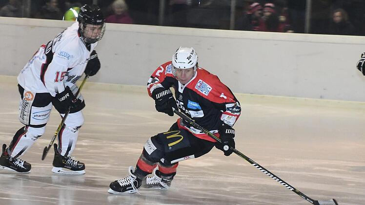 Christian Masel (Bildmitte) wird ein "Hawk". Foto: Hopf