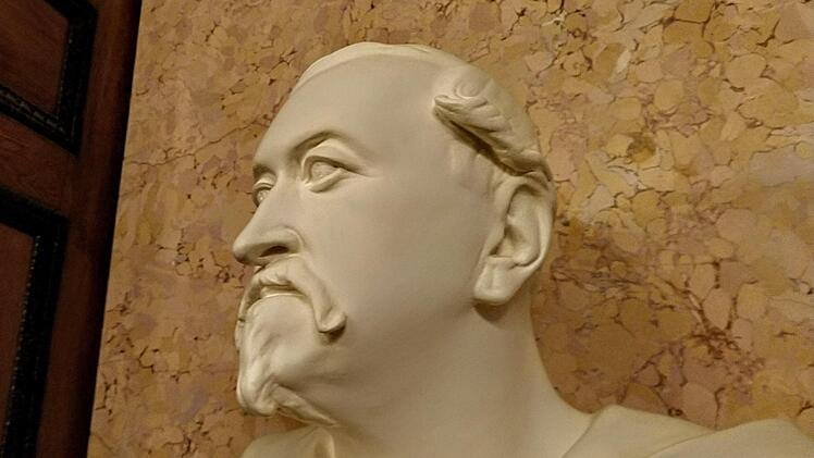 Büste von Herzog Ernst II. von Sachsen-Coburg und Gotha im Spiegelsaal des Landestheaters Coburg.Foto: Jochen Berger