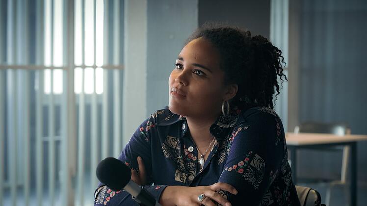 Journalistin Linda Müller (Massiamy Diaby) begleitet die Familie Schöllack für eine Dokumentation über die Tanzschule "Galant".