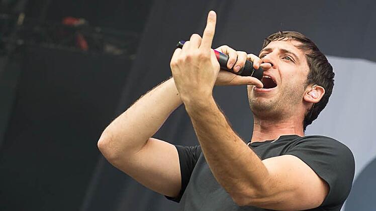 Die Band Example rockt den Park.