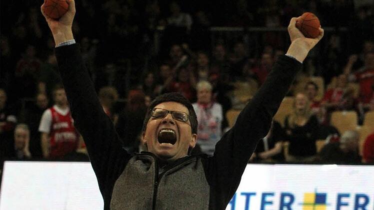 Geschafft! Riesen-Jubel in der Stechert Arena! Mäc Härder war außer sich vor Freude, als er bereits den achten Korbversuch versenkt hatte.Foto: Bertram Wagner