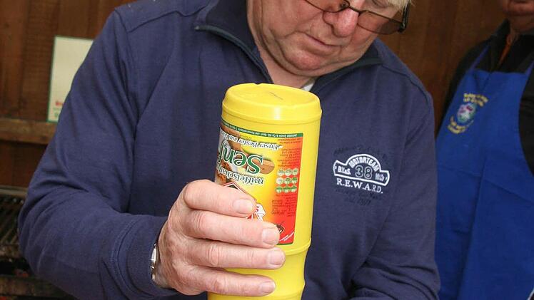 Mit Liebe bestrich Reinhard Titze vom Gartenbauverein die Bratwürste mit Senf...