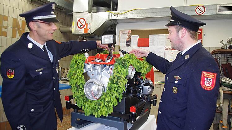 Kommandant Markus Geiger und Maschinist Michael Geiger erklärten, wie die neue Pumpe der Wehr funktioniert