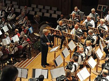 Eine beeindruckende Uraufführung der Suite "Goldene Zeiten" spielte das Landes-Senioren-Akkordeon-Orchester Baden-Württemberg unter Leitung des Komponisten Adolf Götz. Foto: Christian Dijkstal