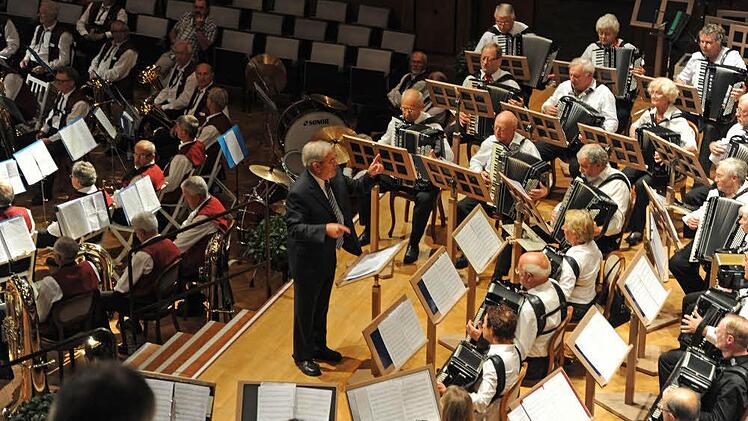 Eine beeindruckende Uraufführung der Suite "Goldene Zeiten" spielte das Landes-Senioren-Akkordeon-Orchester Baden-Württemberg unter Leitung des Komponisten Adolf Götz. Foto: Christian Dijkstal