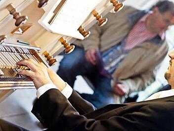 Matthias Grünert, Kantor der Frauenkirche Dresden, musiziert an der historischen Hofmann-Orgel der Christuskirche. Fotos: Jochen Berger