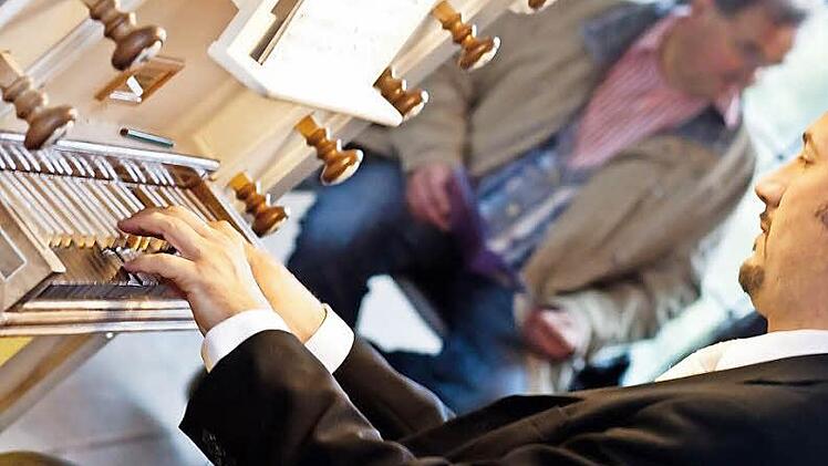 Matthias Grünert, Kantor der Frauenkirche Dresden, musiziert an der historischen Hofmann-Orgel der Christuskirche. Fotos: Jochen Berger