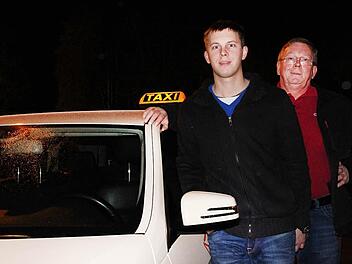 Ullrich Beck und sein Sohn Sebastian müssen in ihrem Taxiunternehmen künftig auch den Mindestlohn zahlen.  Foto: Carmen Schmitt