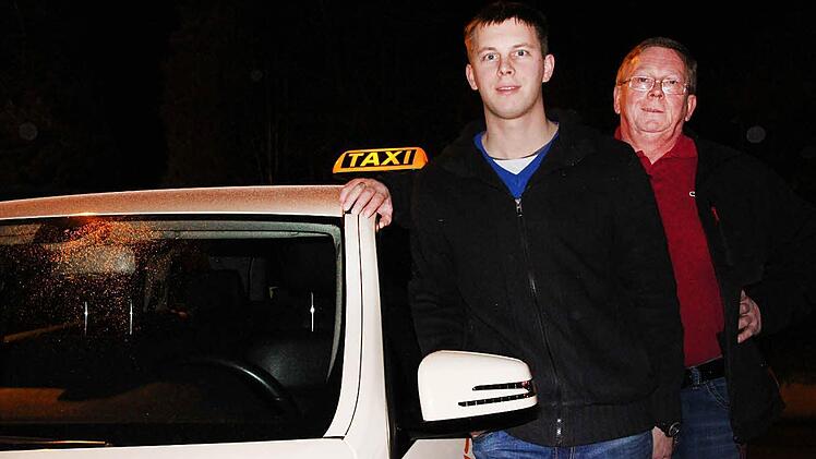 Ullrich Beck und sein Sohn Sebastian müssen in ihrem Taxiunternehmen künftig auch den Mindestlohn zahlen.  Foto: Carmen Schmitt