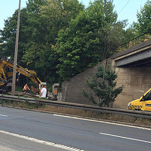 Am Montagnachmittag (10.08.2015) ereignete sich ein kurioser Unfall auf der Rothenburger Strasse in Oberasbach. Ein Lkw-Fahrer hatte offensichtlich die Höhe seines aufgeladenen Baggers unterschätzt. Als das Gespann unter einer Brücke hindurchfahren wollte, prallte der Ausleger der Baumaschine gegen das Bauwerk, wodurch der Bagger seitlich vom Lastwagen stürzte. Erst durch einen Kran konnte die havarierte Maschine wieder aufgeladen werden. Währenddessen musste die Straße komplett gesperrt werden.