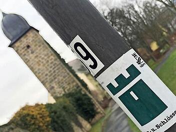 Wer in Ebern unterwegs ist, stößt - wie hier beim Wohnmobilstellplatz - immer wieder auf Hinweise zum Burgen- und Schlösserweg oder der Burgenstraße, die durch Ebern führt.  Foto: Sarah Dann