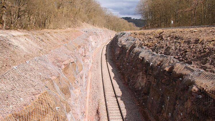 Oberhalb von Arnshausen wurden die Felshänge entlang der Bahnstrecke gesichert. Foto: Ralf Ruppert