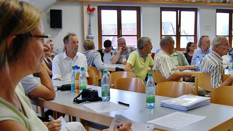 Bad Kissingens Stadtplanerin Christine Schwind (links) notierte sich alle Anregungen und Wünsche der Arnshäuser Foto: Dobschütz