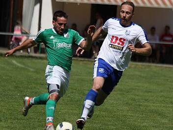 Die Kersbacher um Benedikt Weismeier (li.) hatten den Hausener Torjäger Ramadan Chousein gut im Griff. Dem Stürmer gelang im Derby kein Treffer. Fotos: Uwe Kellner