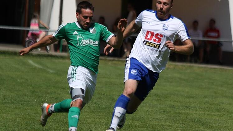 Die Kersbacher um Benedikt Weismeier (li.) hatten den Hausener Torjäger Ramadan Chousein gut im Griff. Dem Stürmer gelang im Derby kein Treffer. Fotos: Uwe Kellner