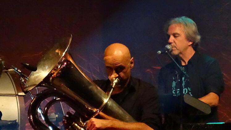 Wie Hans-Jürgen Buchner und seine Band Haindling ihr Konzert beim Tambacher Sommer zum ebenso gelungenen wie nachdenklich stimmenden Abend werden lassen.