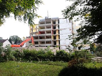 Die Abbrucharbeitern am ehemaligen BRK-Seniorenheim sind in vollem Gange.  Josef Hofbauer