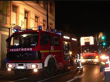Beim Brand am 21. Februar in der Sutte waren 30 Einsatzkräfte von Feuerwehr, Polizei und Rettungsdienst im Einsatz.  Jetzt wurde der Brandstifter vom Landgericht Bayreuth  zu einer Freiheitsstrafe von dreieinhalb Jahren verurteilt. Foto: Archiv/Feuerwehr Kulmbach