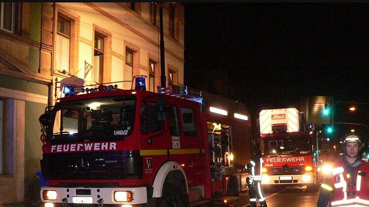 Beim Brand am 21. Februar in der Sutte waren 30 Einsatzkräfte von Feuerwehr, Polizei und Rettungsdienst im Einsatz.  Jetzt wurde der Brandstifter vom Landgericht Bayreuth  zu einer Freiheitsstrafe von dreieinhalb Jahren verurteilt. Foto: Archiv/Feuerwehr Kulmbach