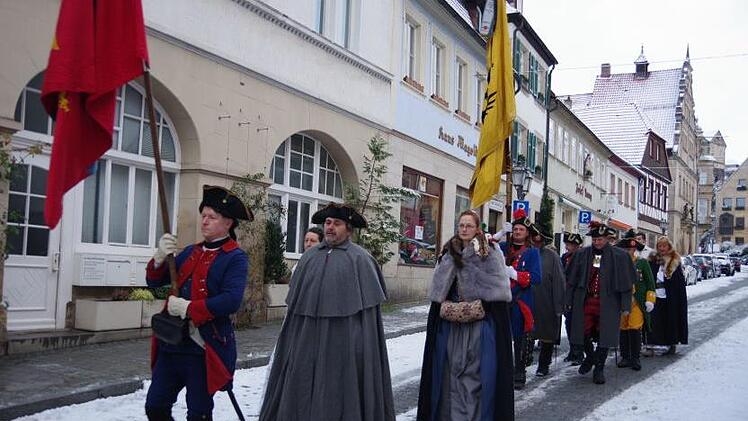 Die historischen Gruppen zogen zur Stadtpfarrkirche.