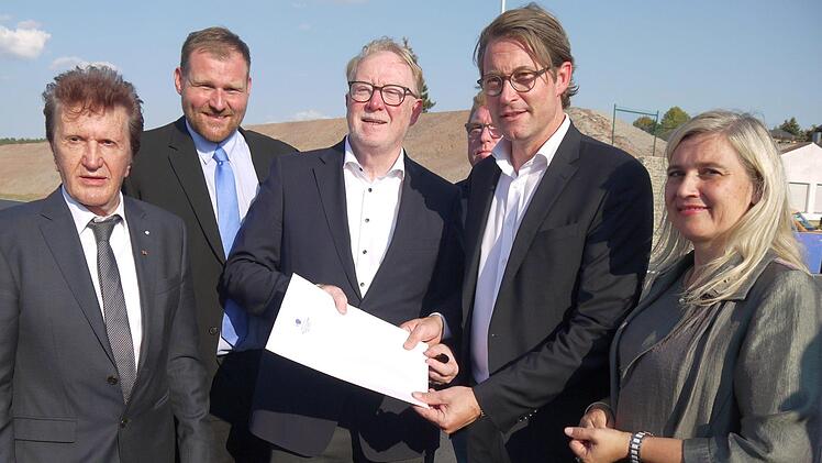 Die IHK zu Coburg überreichte eine Resolution mit  Forderungen zum  Ausbau des Coburger Bahnhofes  und bessere ICE-Verbindungen an den Bundesverkehrsminister. Von links: Friedrich Herdan, Martin Mittag, Hans Michelbach, Andreas Scheuer und Melanie Huml.Foto: Berthold Köhler