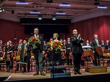 Reichlich Applaus gab es beim Coburger Neujahrskonzert im Kongresshaus für die Sopranistin Laura Verena Incko, den moderierenden Intendanten Bernhard F. Loges (links) und Generalmusikdirektor Roland Kluttig sowie für das Philharmonische Orchester.Foto: Jochen berger