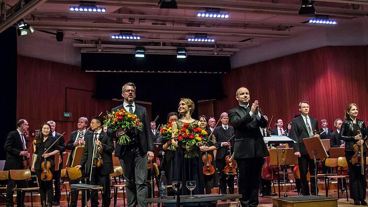 Reichlich Applaus gab es beim Coburger Neujahrskonzert im Kongresshaus für die Sopranistin Laura Verena Incko, den moderierenden Intendanten Bernhard F. Loges (links) und Generalmusikdirektor Roland Kluttig sowie für das Philharmonische Orchester.Foto: Jochen berger