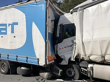 Zu einem schweren Verkehrsunfall kam es auf der A6 zwischen dem Autobahnkreuz N&uuml;rnberg-S&uuml;d und der Anschlussstelle Roth. Foto: NEWS5 / Schmelzer