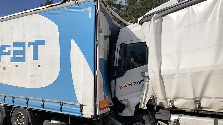 Zu einem schweren Verkehrsunfall kam es auf der A6 zwischen dem Autobahnkreuz N&uuml;rnberg-S&uuml;d und der Anschlussstelle Roth. Foto: NEWS5 / Schmelzer