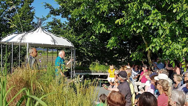 Die Gartensprechstunde von Johann Strobler und Jupp Schröder lockte viele Gartenbegeisterte an. Foto: Christoph Beckmann/inFranken.de