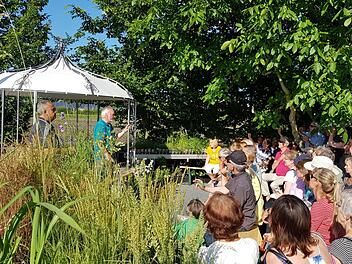 Die Gartensprechstunde von Johann Strobler und Jupp Schröder lockte viele Gartenbegeisterte an. Foto: Christoph Beckmann/inFranken.de