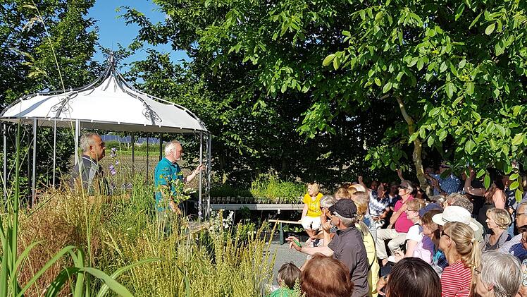 Die Gartensprechstunde von Johann Strobler und Jupp Schröder lockte viele Gartenbegeisterte an. Foto: Christoph Beckmann/inFranken.de