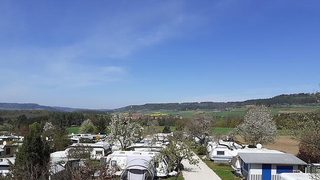 Auf dem Campingplatz Bergesruh in Eckental im N&uuml;rnberger Land l&auml;sst es sich ebenso entspannen. Foto: Campingplatz Bergesruh.