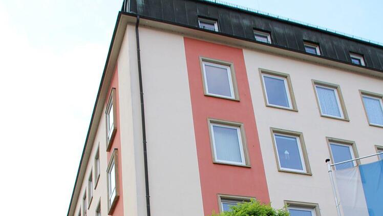 Die Stadtverwaltung nutzt neben dem Bürgerbüro im Erdgeschoss noch zwei Etagen im Rathaus. Ganz oben befinden sich Wohnungen, die aber nur zum Teil vermietet sind. Foto: Ulrike Müller